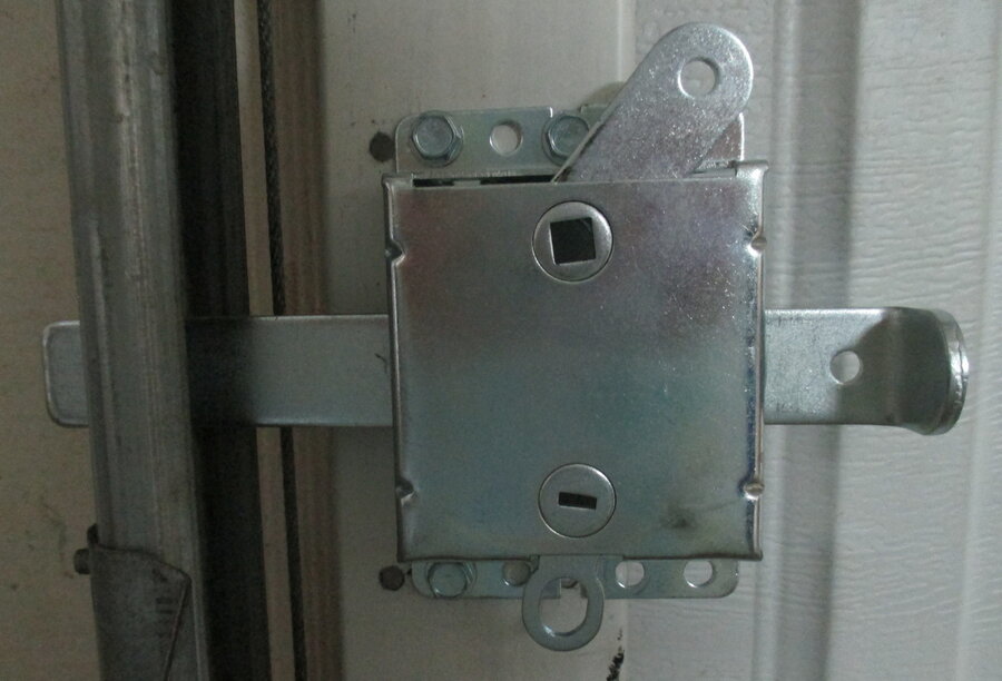 garage door lock, left side.JPG